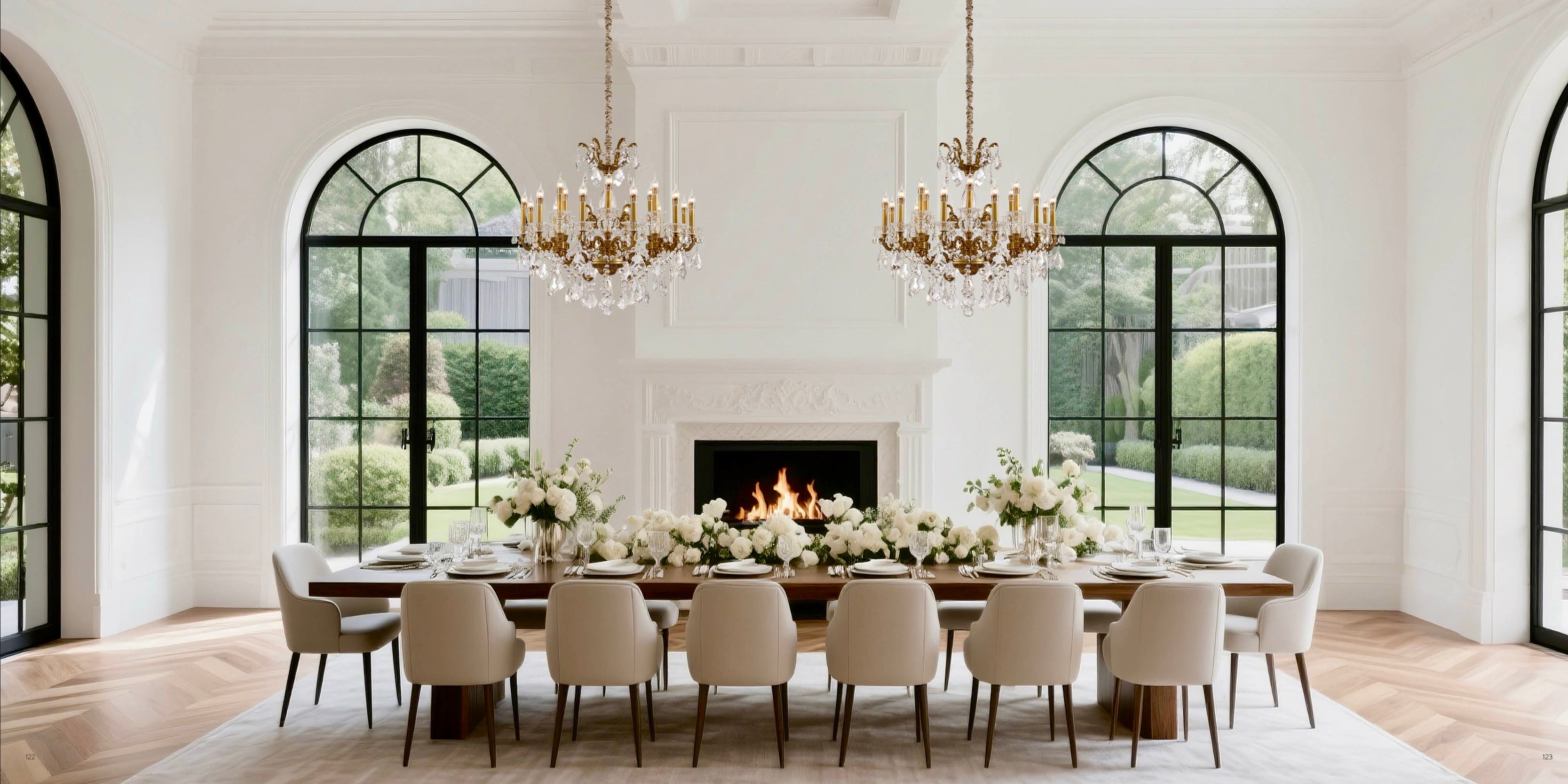 Deux lustres Imperial Grace Shine en cristal installés dans une salle à manger classique à haut plafond