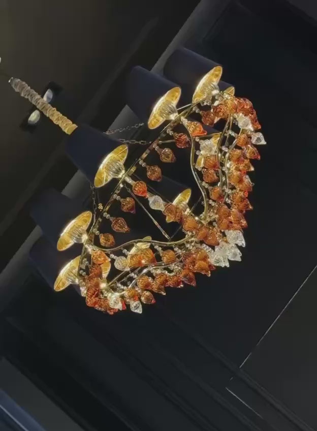 360-degree preview of the Donatello Eleganza chandelier showing 18K gold frame and Murano-style amber glass craftsmanship.